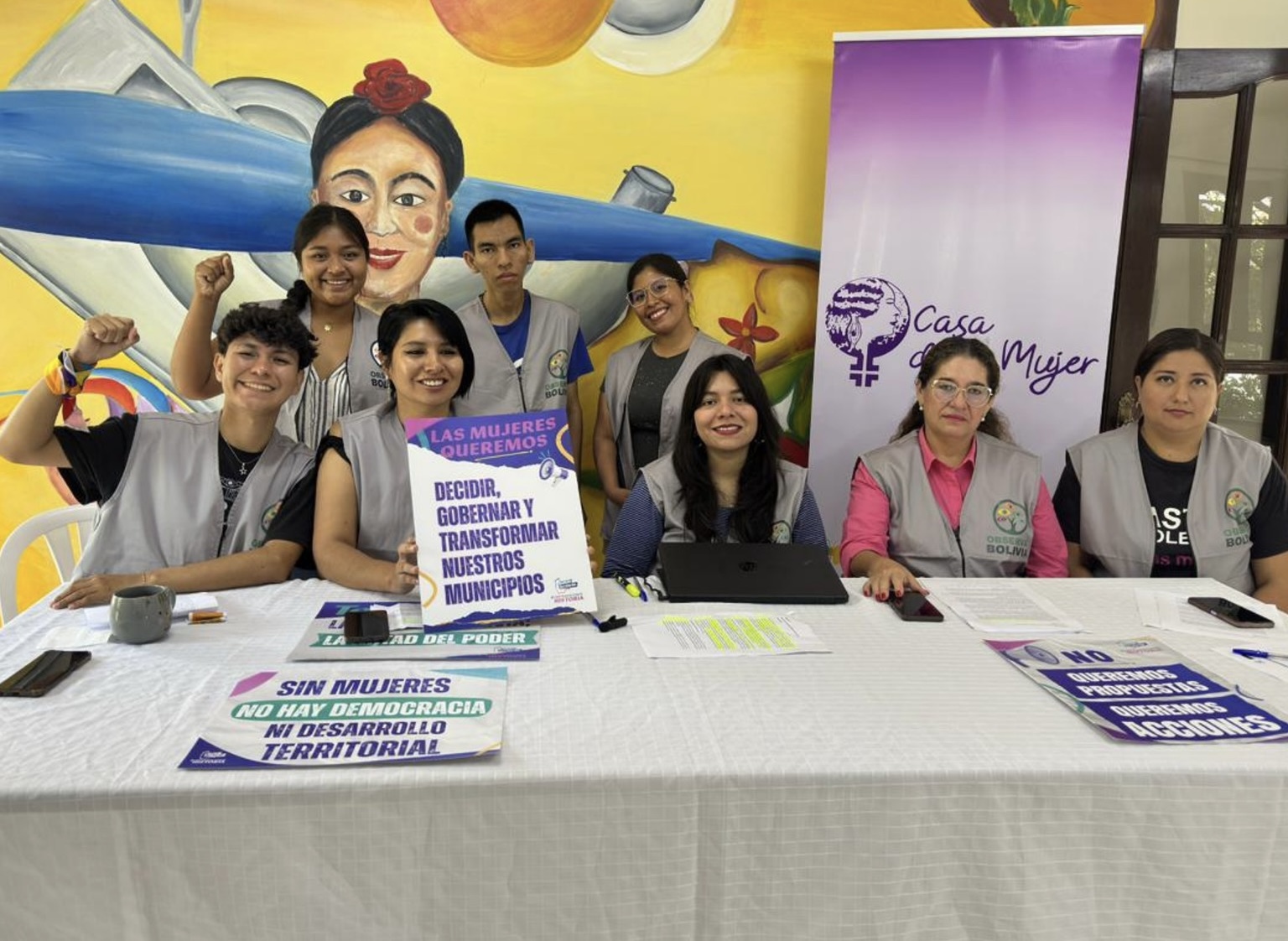 Equipo de Casa de la Mujer con chalecos institucionales en una actividad comunitaria