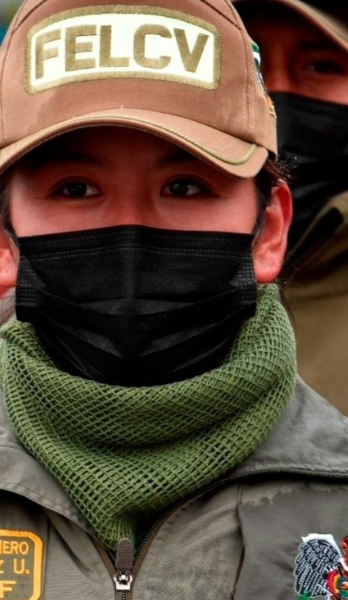 Dos efectivas de la FELCV en uniforme; la del frente lleva una gorra con la sigla FELCV y un barbijo negro.