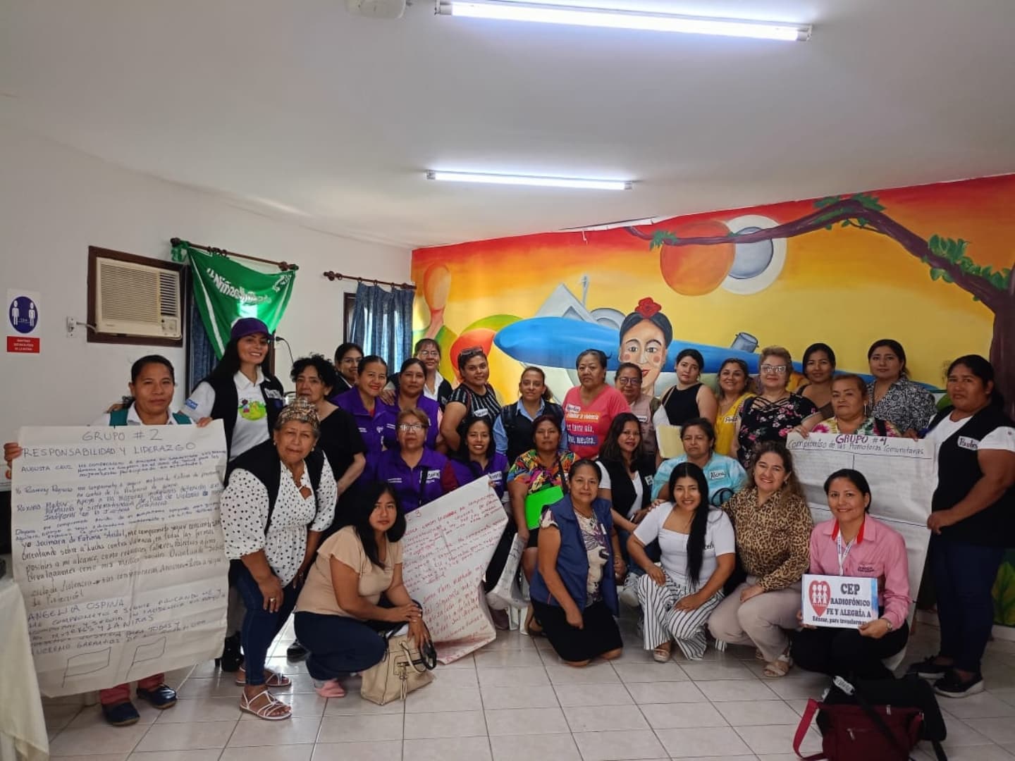 Mujeres y equipo de Casa de la Mujer en el espacio de acogida
