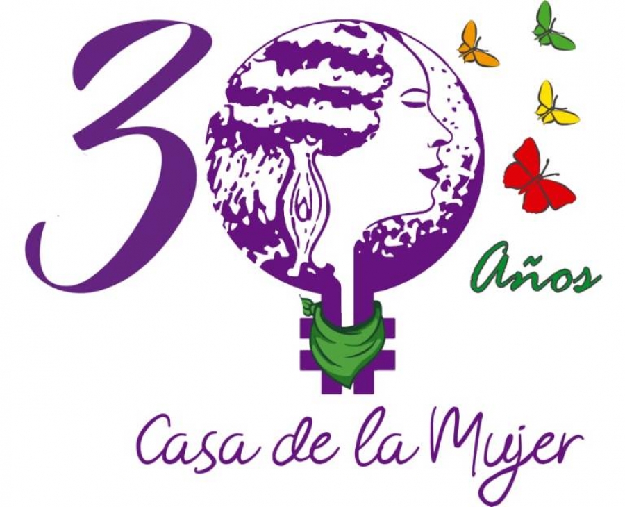 Logotipo de los 30 años de Casa de la Mujer: el número 30 junto a la silueta violeta de un rostro de mujer con un pañuelo verde anudado, rodeada de mariposas de colores.